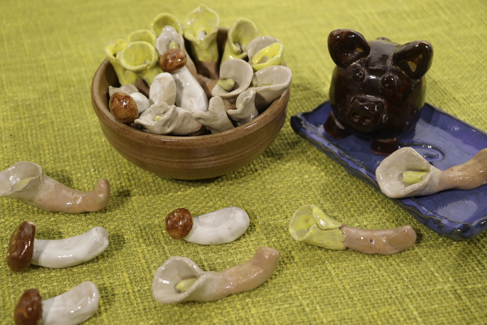 滬尾藝文休閒園區總經理紀維綺有意與教養院合作 鼓勵院生創作海芋花或蘑菇筷墊